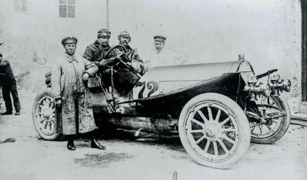 Вече се появяват някои познати имена. Mercedes Simplex е автомобил, произвеждан от 1902 до 1909 г. от Daimler Motoren Gesellschaft (DMG, Daimler Motor Society, предшественик на Daimler-Benz и Daimler-Chrysler). 

Тази кола разполага с двигатели с мощност от 40 до 60 конски сили. Тя използва магнитно-електрическа система за искрово запалване с един карбуратор с пръскаща дюза. Това представлява доста голяма крачка напред по онова време, различавайки се от всяко друго превозно средство по това време. Поради това Simplex бързо става популярен сред кралските особи и останалата аристокрация. Излишно е да се казва, че тази кола циментира доминацията на Mercedes в областта на автомобилите, наследство, което компанията носи и до днес.
